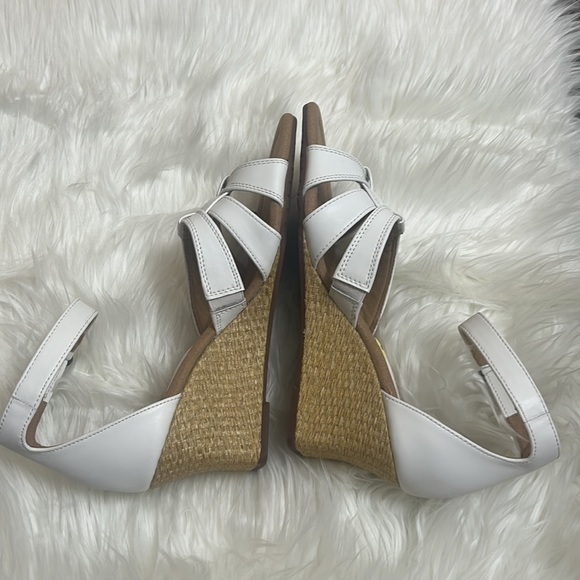 NWT Clarks Collection Ultimate Comfort Kyarra Joy White Leather Wedge Sandals - Picture 8 of 11